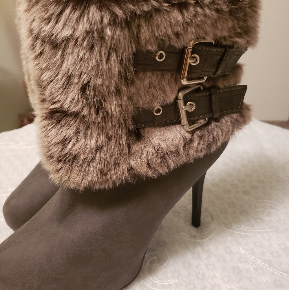 Grey boots with grey fur. Zip up